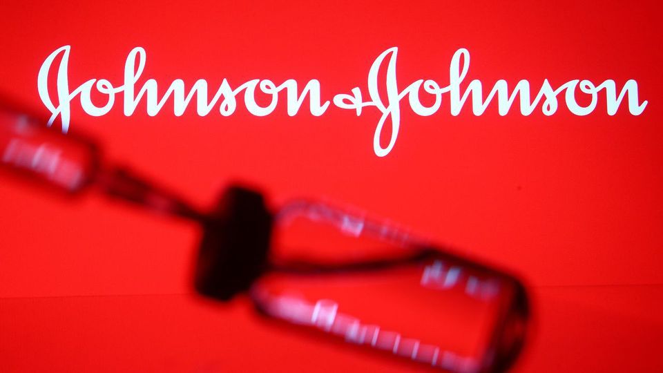 Mỹ cấp phép sử dụng vaccine COVID tiêm 1 liều của Johnson&Johnson - Ảnh 1. Mỹ cấp phép sử dụng vaccine COVID tiêm 1 liều của Johnson&Johnson - Ảnh 1.