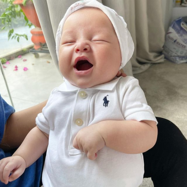 Gương mặt hớn hở cực đáng yêu của con trai 4 tháng tuổi được Hồ Ngọc Hà chia sẻ - Ảnh 2.
