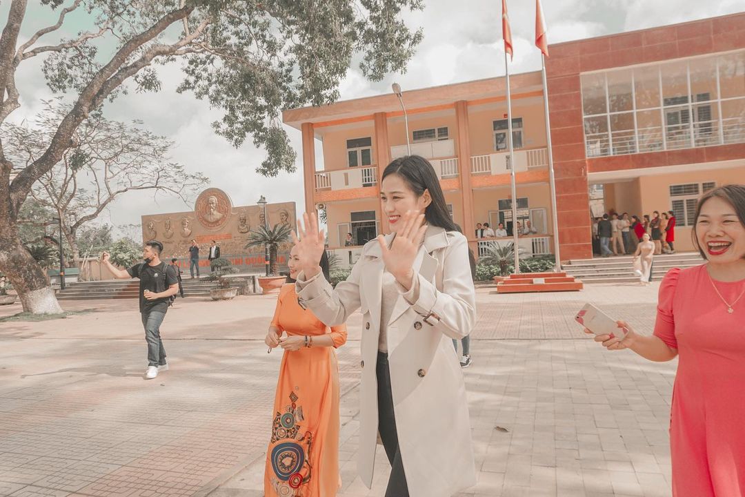 Một kiểu áo khoác dài đơn giản mà so kè được style của 4 nàng Hậu: Người chân chất, người khoe dáng nuột nà - Ảnh 1. Một kiểu áo khoác dài đơn giản mà so kè được style của 4 nàng Hậu: Người chân chất, người khoe dáng nuột nà - Ảnh 1.