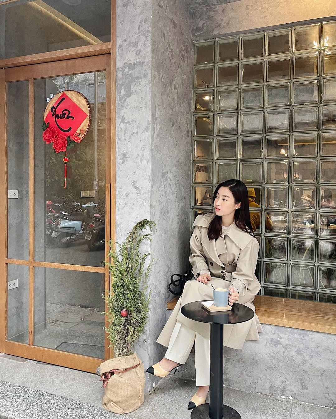 Một kiểu áo khoác dài đơn giản mà so kè được style của 4 nàng Hậu: Người chân chất, người khoe dáng nuột nà - Ảnh 6. Một kiểu áo khoác dài đơn giản mà so kè được style của 4 nàng Hậu: Người chân chất, người khoe dáng nuột nà - Ảnh 6.