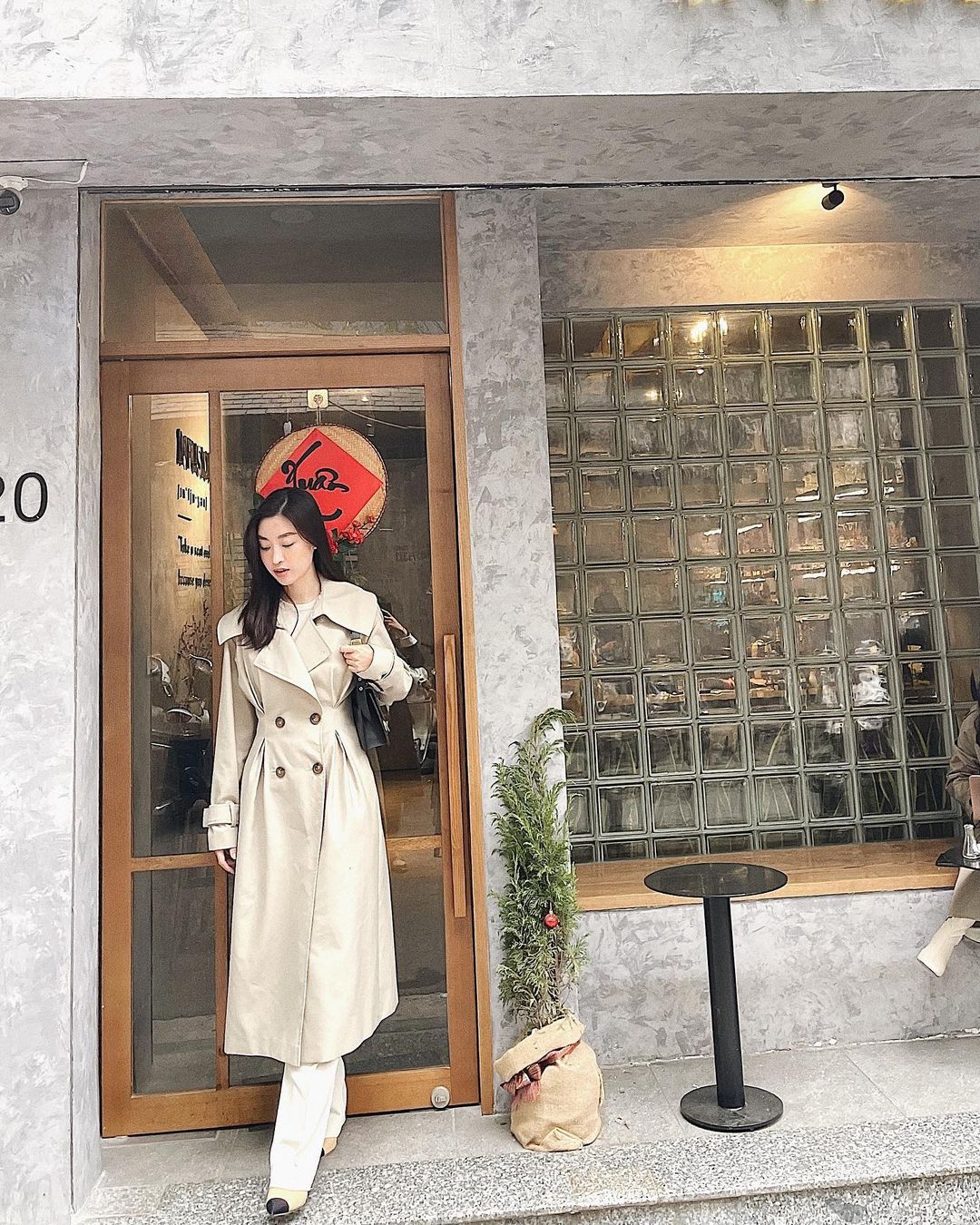Một kiểu áo khoác dài đơn giản mà so kè được style của 4 nàng Hậu: Người chân chất, người khoe dáng nuột nà - Ảnh 5. Một kiểu áo khoác dài đơn giản mà so kè được style của 4 nàng Hậu: Người chân chất, người khoe dáng nuột nà - Ảnh 5.
