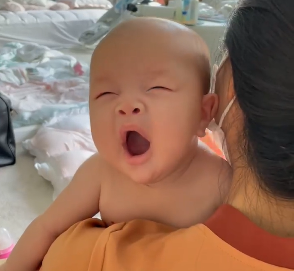 Gương mặt hớn hở cực đáng yêu của con trai 4 tháng tuổi được Hồ Ngọc Hà chia sẻ - Ảnh 3.