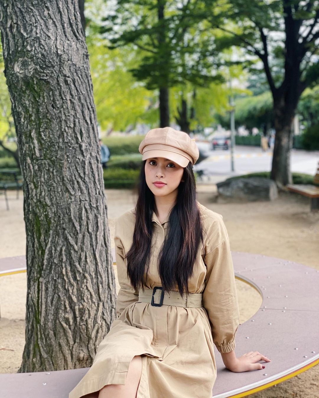 Một kiểu áo khoác dài đơn giản mà so kè được style của 4 nàng Hậu: Người chân chất, người khoe dáng nuột nà - Ảnh 8. Một kiểu áo khoác dài đơn giản mà so kè được style của 4 nàng Hậu: Người chân chất, người khoe dáng nuột nà - Ảnh 8.