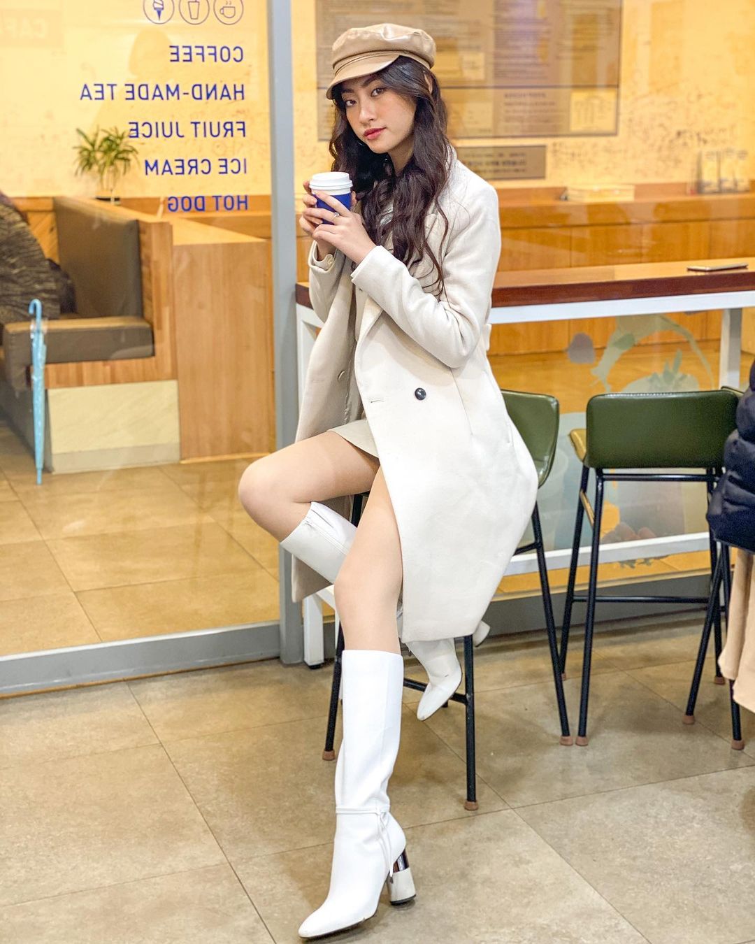 Một kiểu áo khoác dài đơn giản mà so kè được style của 4 nàng Hậu: Người chân chất, người khoe dáng nuột nà - Ảnh 3. Một kiểu áo khoác dài đơn giản mà so kè được style của 4 nàng Hậu: Người chân chất, người khoe dáng nuột nà - Ảnh 3.