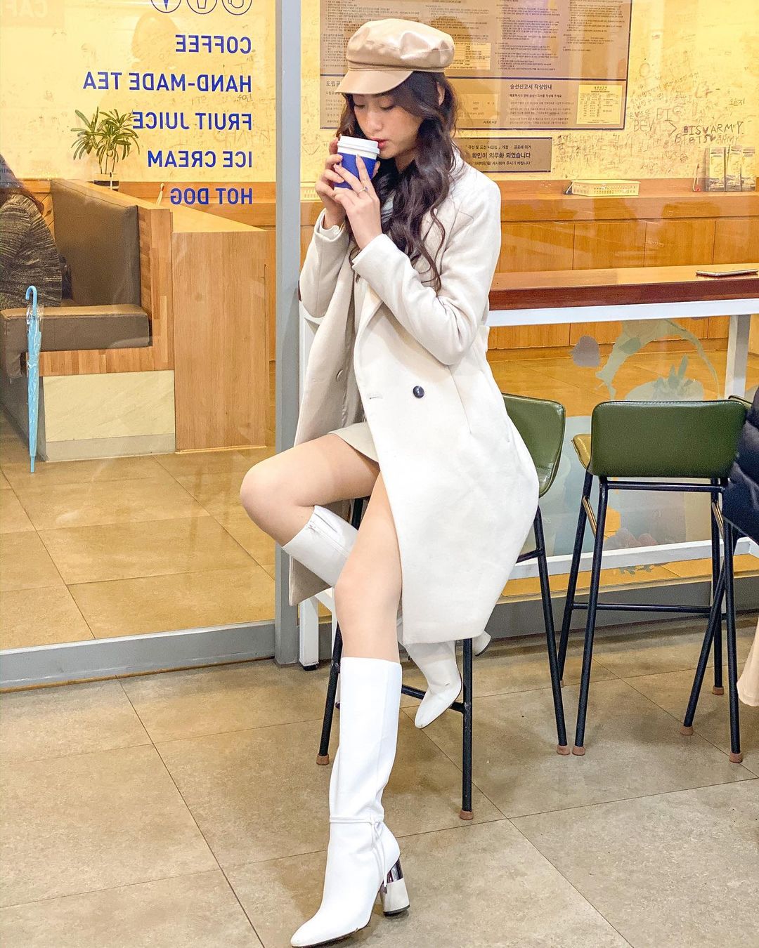 Một kiểu áo khoác dài đơn giản mà so kè được style của 4 nàng Hậu: Người chân chất, người khoe dáng nuột nà - Ảnh 4. Một kiểu áo khoác dài đơn giản mà so kè được style của 4 nàng Hậu: Người chân chất, người khoe dáng nuột nà - Ảnh 4.
