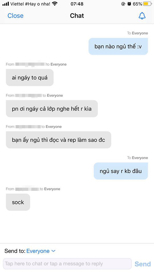 Chùm ảnh cười ra nước mắt khi học sinh học online: Trèo hẳn lên bàn để giơ tay mà cô giáo không gọi, đang cắm dở nồi cơm thì thầy điểm danh - Ảnh 6.