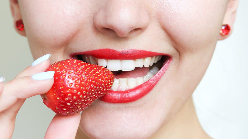 M&aacute;ch chị em c&aacute;ch rửa d&acirc;u t&acirc;y đ&uacute;ng chuẩn v&agrave; r&uacute;t phần cuống d&acirc;u trong chớp mắt: B&iacute; k&iacute;p g&oacute;i gọn trong 1 chiếc ống h&uacute;t v&agrave; loại bột nh&agrave; n&agrave;o cũng c&oacute; n&agrave;y! - Ảnh 4.