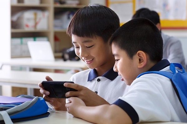 TQ cấm giáo viên dùng điện thoại di động giao bài tập cho học sinh - Ảnh 1.