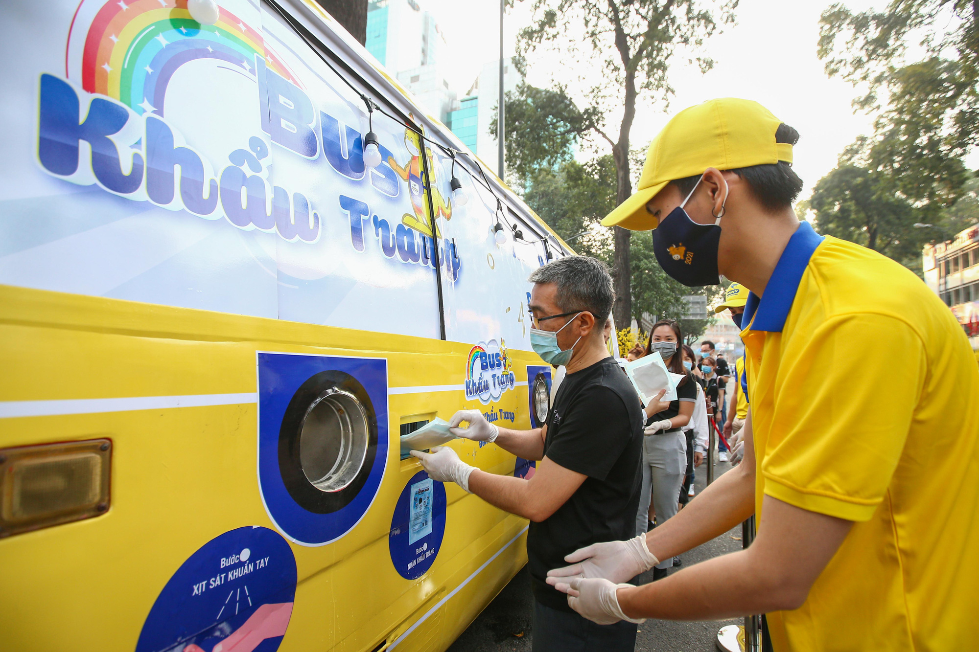 Độc đáo xe bus phát khẩu trang miễn phí giữa trung tâm TP HCM - Ảnh 3.