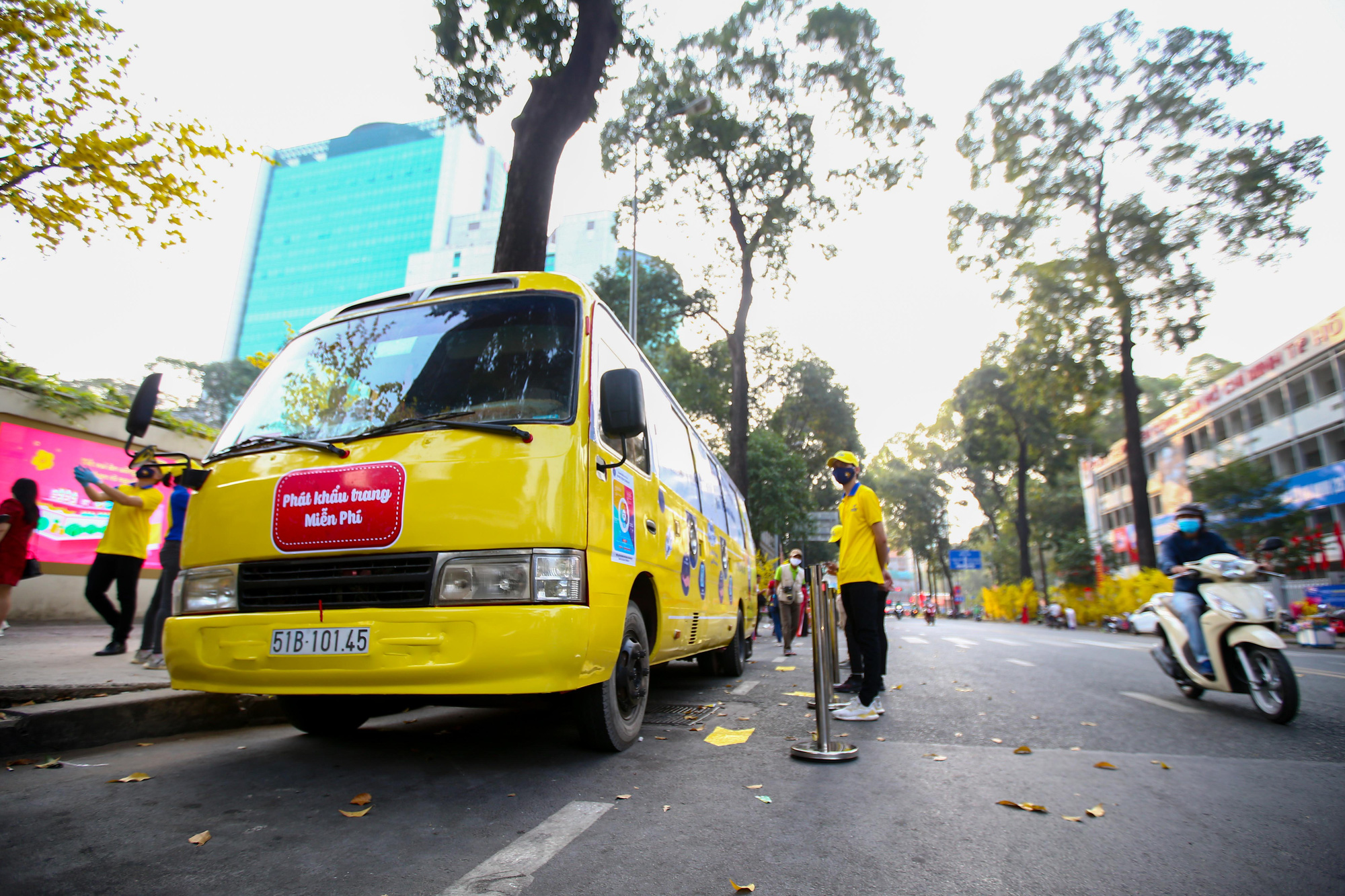 Độc đáo xe bus phát khẩu trang miễn phí giữa trung tâm TP HCM - Ảnh 2.