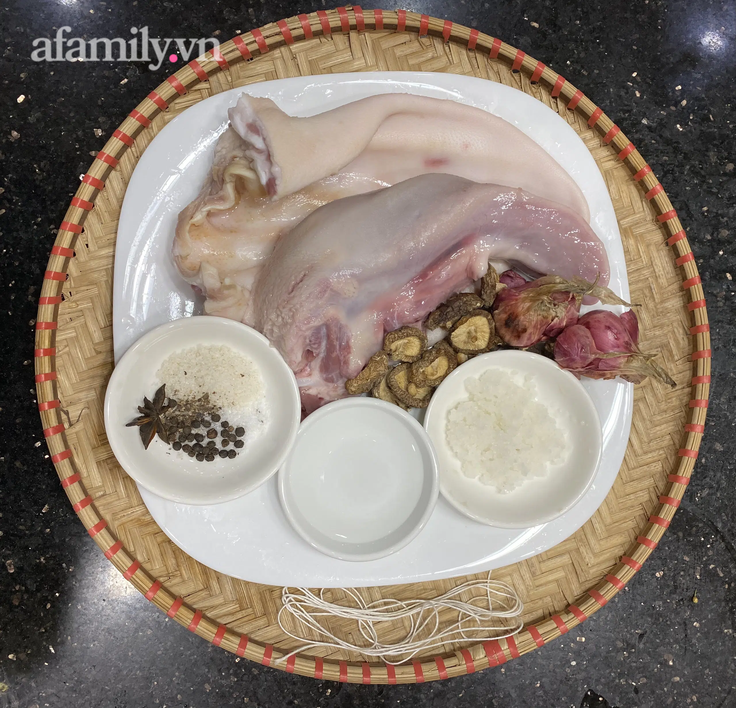 2021 rồi, Tết l&agrave;m m&oacute;n tai heo cuộn n&agrave;y đảm bảo gi&ograve;n ngon xuất sắc, cả nh&agrave; ai cũng m&ecirc;! - Ảnh 1.