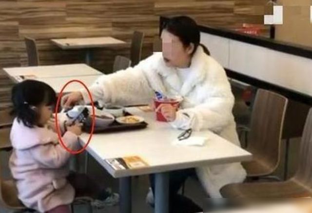 Hai mẹ con ngồi ăn ở khu dịch vụ, người qua đường chụp ảnh tung lên mạng, dân tình đồng loạt bày tỏ: Quá lo lắng cho tương lai của đứa trẻ - Ảnh 2.