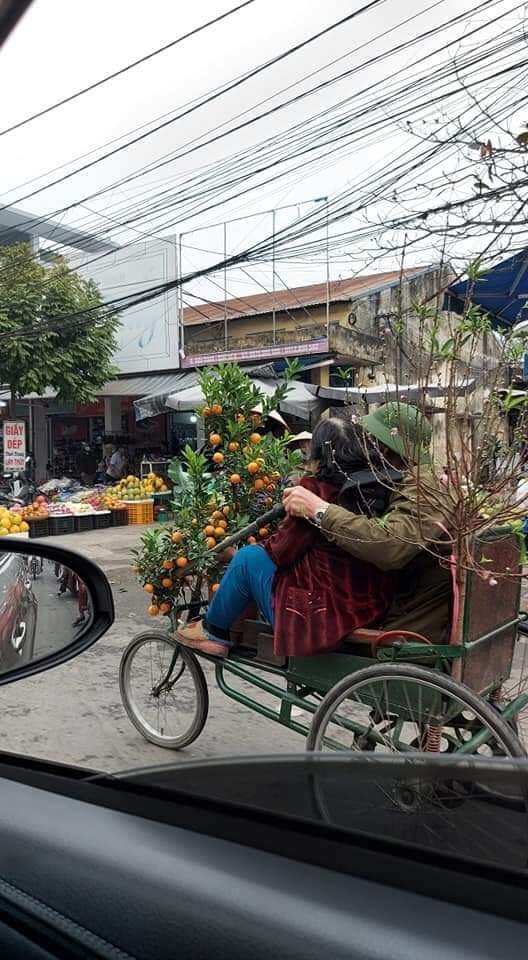 Dân mạng lan truyền bức ảnh cặp vợ chồng 50 tuổi đèo nhau trên chiếc xích lô kèm theo những lời nhắn nhủ ấm lòng - Ảnh 2.