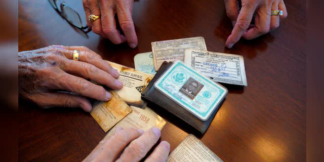 Mỹ: Cụ ông tìm được ví thất lạc ở Nam Cực sau 53 năm - Ảnh 1.