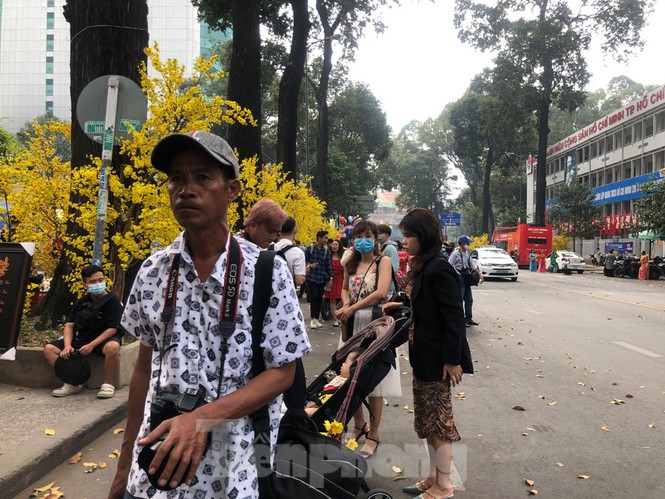 TP. HCM: Người dân đông đúc ngồi cà phê, đi hội hoa 'bỏ qua' khẩu trang phòng bệnh - Ảnh 6.