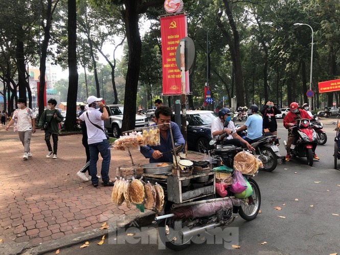 TP. HCM: Người dân đông đúc ngồi cà phê, đi hội hoa 'bỏ qua' khẩu trang phòng bệnh - Ảnh 8.