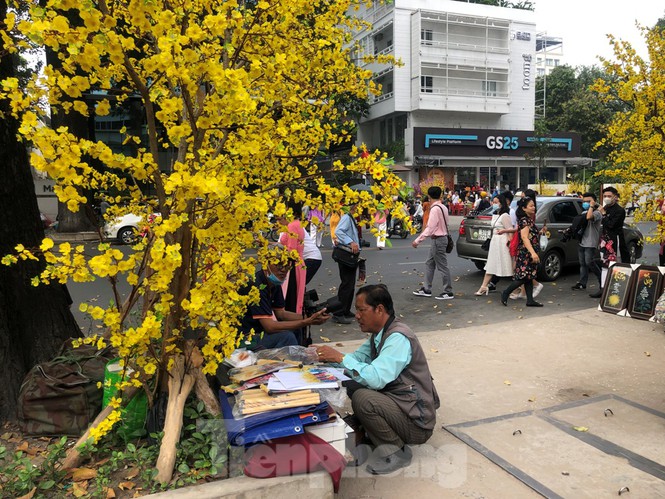 TP. HCM: Người dân đông đúc ngồi cà phê, đi hội hoa 'bỏ qua' khẩu trang phòng bệnh - Ảnh 12.