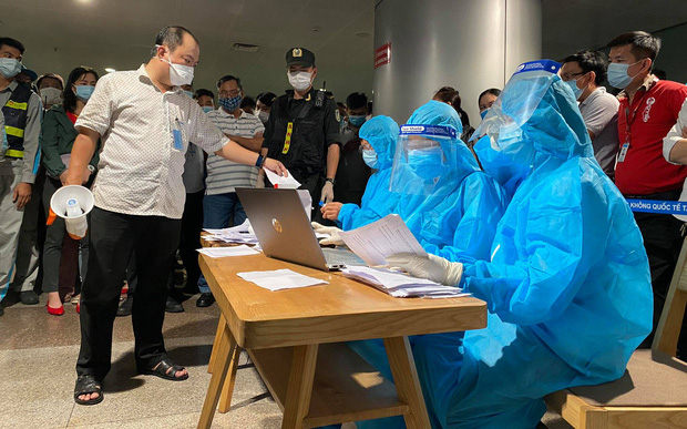 4 mẫu gộp của nhân viên sân bay Tân Sơn Nhất nghi nhiễm Covid-19: Phương pháp xét nghiệm gộp mẫu là gì?