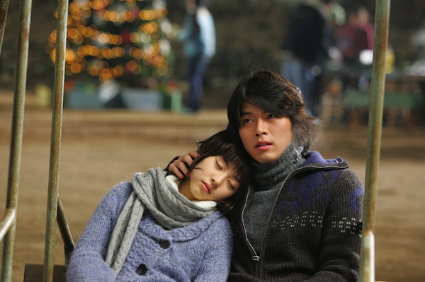 Bộ ảnh của Hyun Bin và &quot;tình đầu&quot; Lee Yeon Hee bất ngờ hot trở lại sau 15 năm, fan bồi hồi vì chemistry ngọt như đóng với Son Ye Jin - Ảnh 2.