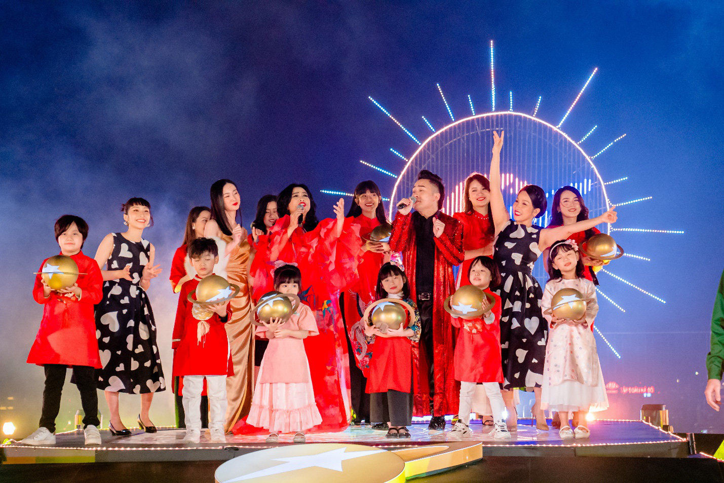 Dàn nghệ sỹ Việt hội tụ đông đủ trong sân khấu kim cương trên không gây choáng ngợp Đêm Giao Thừa năm nay - Ảnh 1.