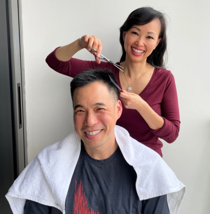Vợ chồng Shark Linh tự cắt tóc cho nhau để chuẩn bị đón năm mới