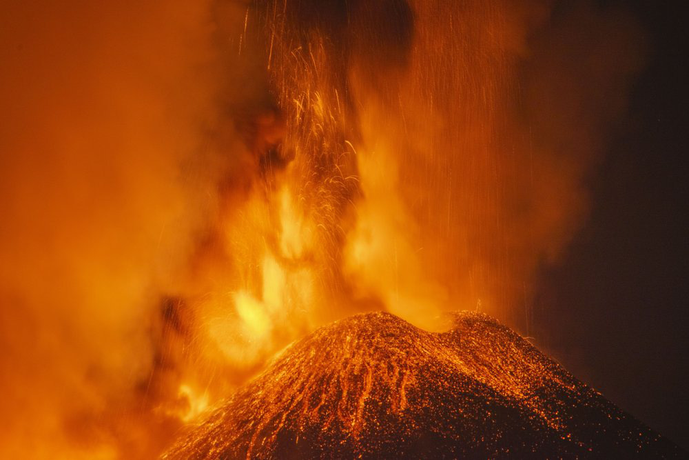 Núi lửa cao nhất châu Âu Etna “thức giấc - Ảnh 2.