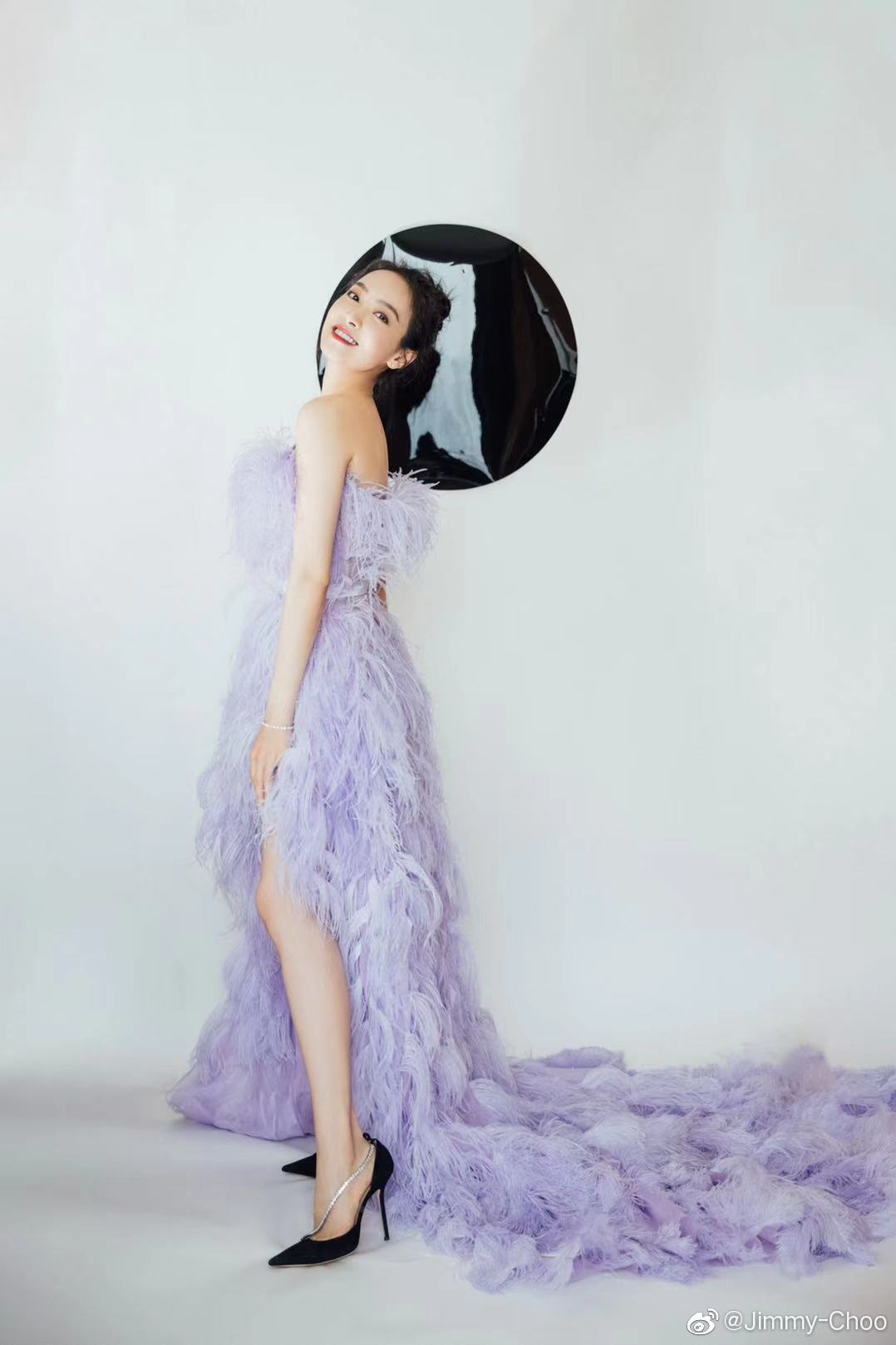 Tống Thiến kỳ công ăn diện lên thảm đỏ nhưng vẫn bị chê tơi tả vì đôi giày kém đẹp "phá đội hình" - Ảnh 2. Tống Thiến kỳ công ăn diện lên thảm đỏ nhưng vẫn bị chê tơi tả vì đôi giày kém đẹp "phá đội hình" - Ảnh 2.