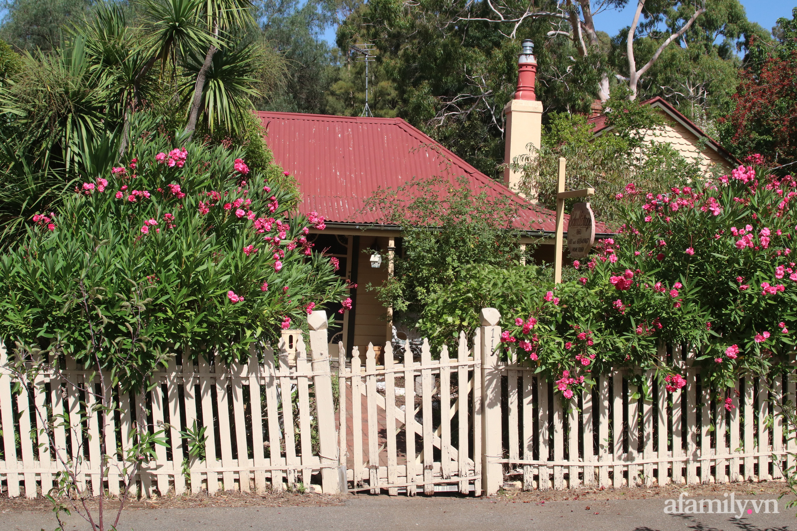 Căn nhà cổ xây cách đây 160 năm đẹp bình yên giữa vườn cây xanh mát ở Úc - Ảnh 1.