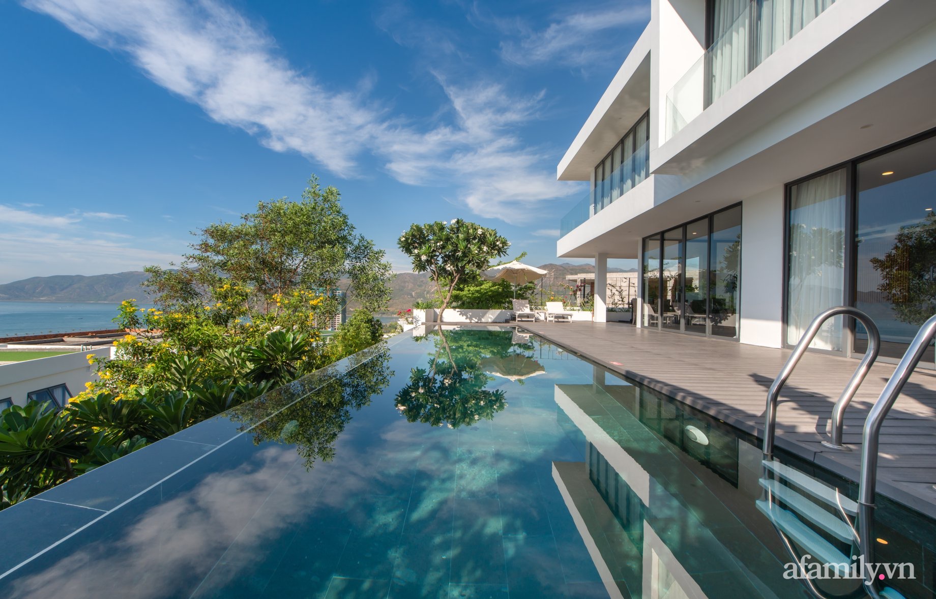 Ngôi nhà hướng biển đẹp an nhiên với nội thất sang trọng cùng bể bơi vô cực ở Nha Trang - Ảnh 2.