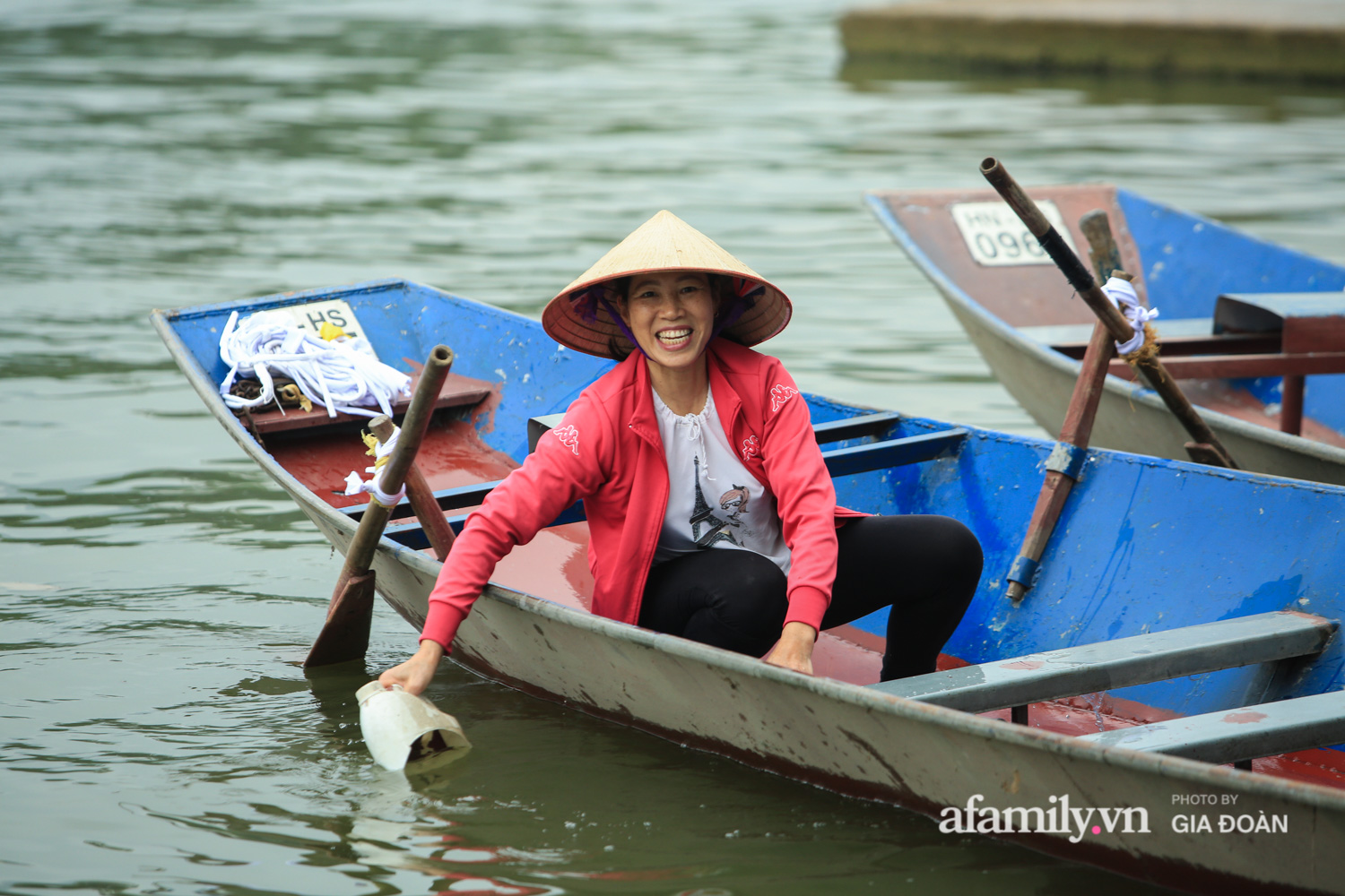 Chùa Hương mở cửa trở lại, người dân rục rịch vận chuyển đồ, lau dọn chuẩn bị đón khách - Ảnh 11.