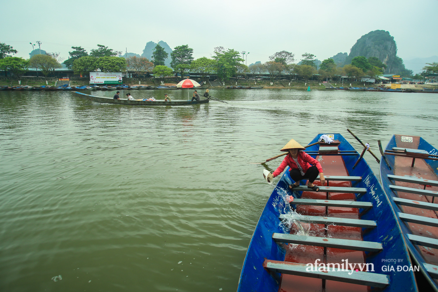 Chùa Hương mở cửa trở lại, người dân rục rịch vận chuyển đồ, lau dọn chuẩn bị đón khách - Ảnh 10.