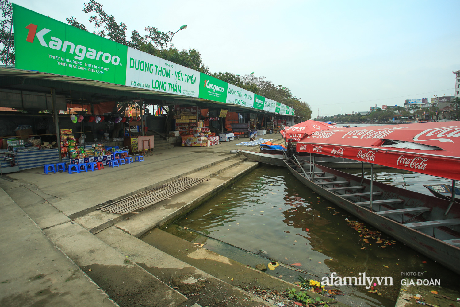 Chùa Hương mở cửa trở lại, người dân rục rịch vận chuyển đồ, lau dọn chuẩn bị đón khách - Ảnh 9.