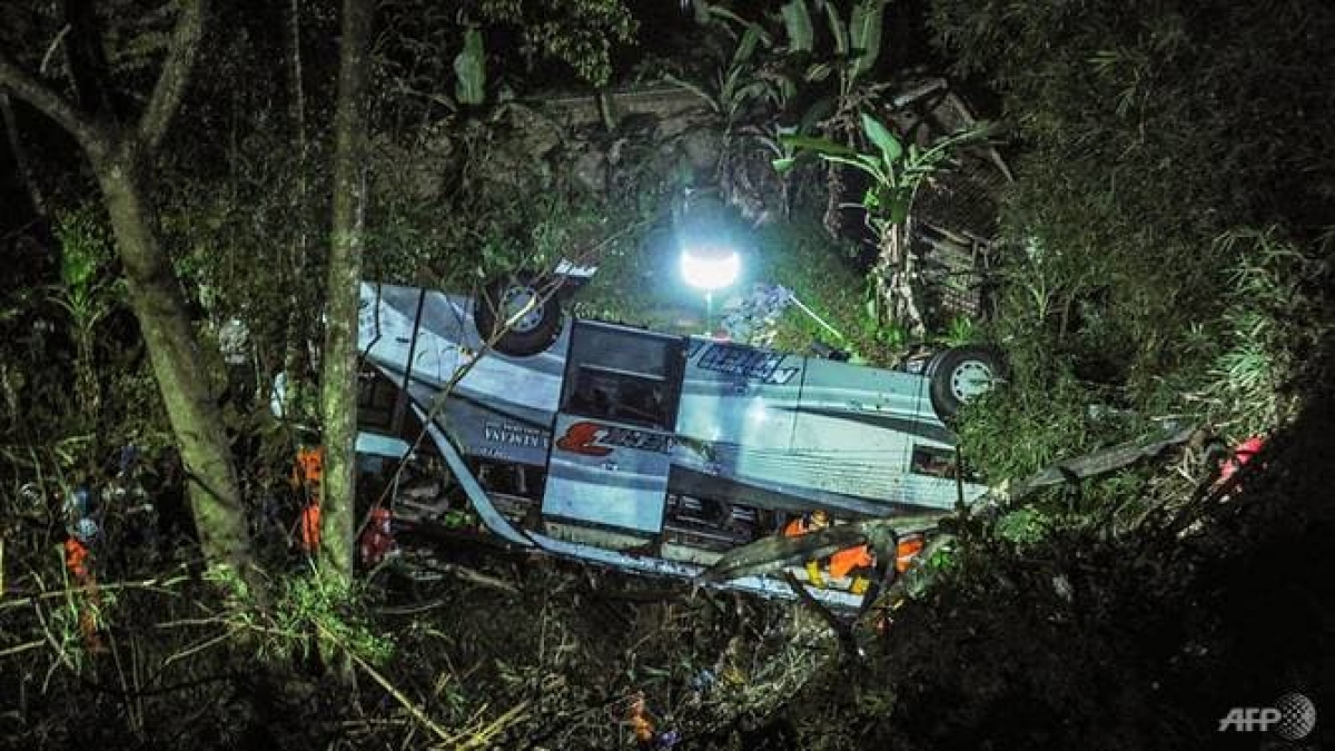 Tai nạn giao thông thảm khốc ở Indonesia khiến nhất 27 người thiệt mạng - Ảnh 1.