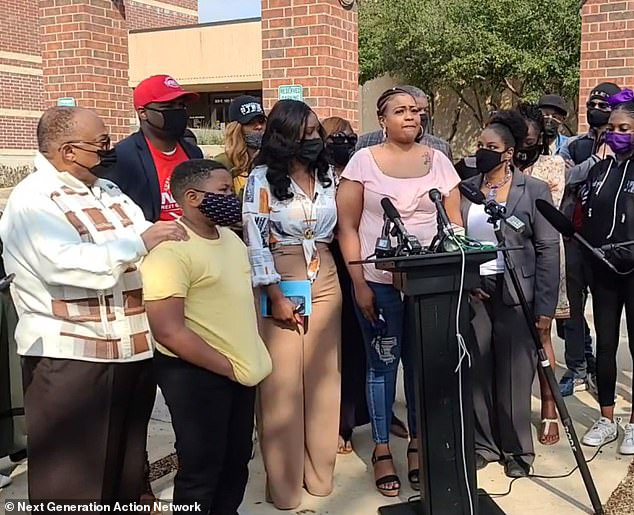 Cảnh sát Texas điều tra khi một học sinh da màu bị bắt uống nước tiểu - Ảnh 4.