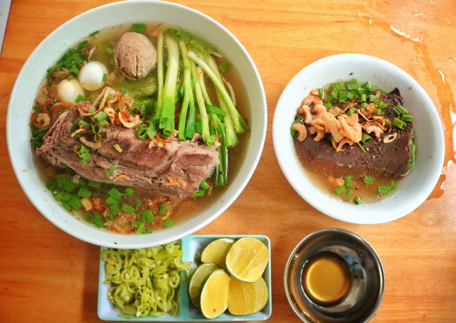 Những quán ăn đường phố đắt đỏ ở Việt Nam - Ảnh 1.