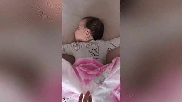 Bé gái có tư thế ngủ "bá đạo" không ai bằng khiến người xem phải "ngả mũ bái phục", mẹ còn tưởng con mắc bệnh - Ảnh 3. Bé gái có tư thế ngủ "bá đạo" không ai bằng khiến người xem phải "ngả mũ bái phục", mẹ còn tưởng con mắc bệnh - Ảnh 3.