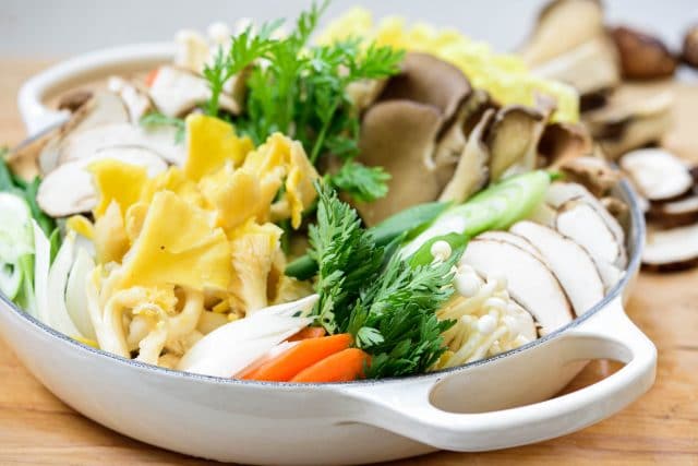 Tạm quên cách nấu lẩu nấm quen thuộc đi, gợi ý cho bạn cách nấu lẩu nấm của người Hàn cũng rất đáng học hỏi!