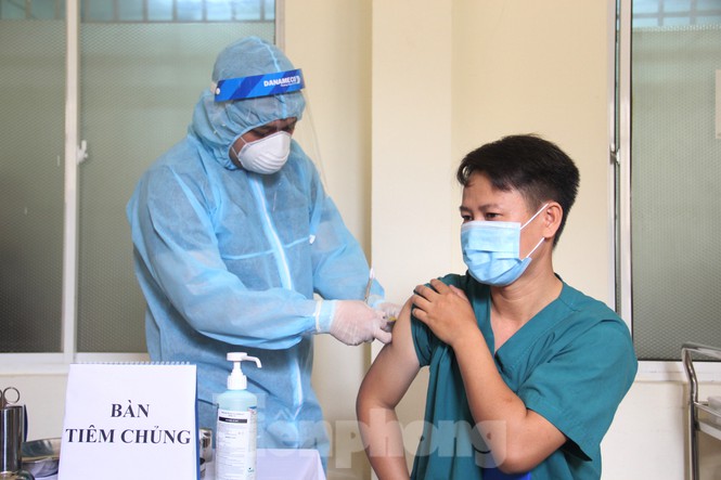 Đà Nẵng: Những nhân viên y tế đầu tiên được tiêm vắc-xin ngừa COVID-19 - Ảnh 5.