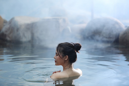 Xu thế sống khỏe và đẹp từ suối khoáng nóng thiên nhiên - Ảnh 1. Xu thế sống khỏe và đẹp từ suối khoáng nóng thiên nhiên - Ảnh 1.