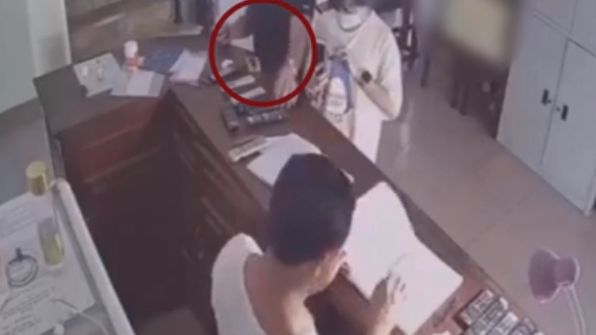 Đứng chờ bạn gái trả tiền nhà nghỉ, nam thanh niên lấy kính ông chủ nhà nghỉ đeo thử rồi bất ngờ có hành động đáng xấu hổ, camera "bóc trần" sự việc - Ảnh 2. Đứng chờ bạn gái trả tiền nhà nghỉ, nam thanh niên lấy kính ông chủ nhà nghỉ đeo thử rồi bất ngờ có hành động đáng xấu hổ, camera "bóc trần" sự việc - Ảnh 2.