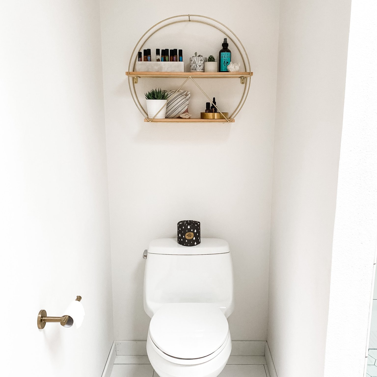 Góp nhặt những ý tưởng siêu độc tăng không gian lưu trữ cho phòng tắm nhỏ - Ảnh 2.