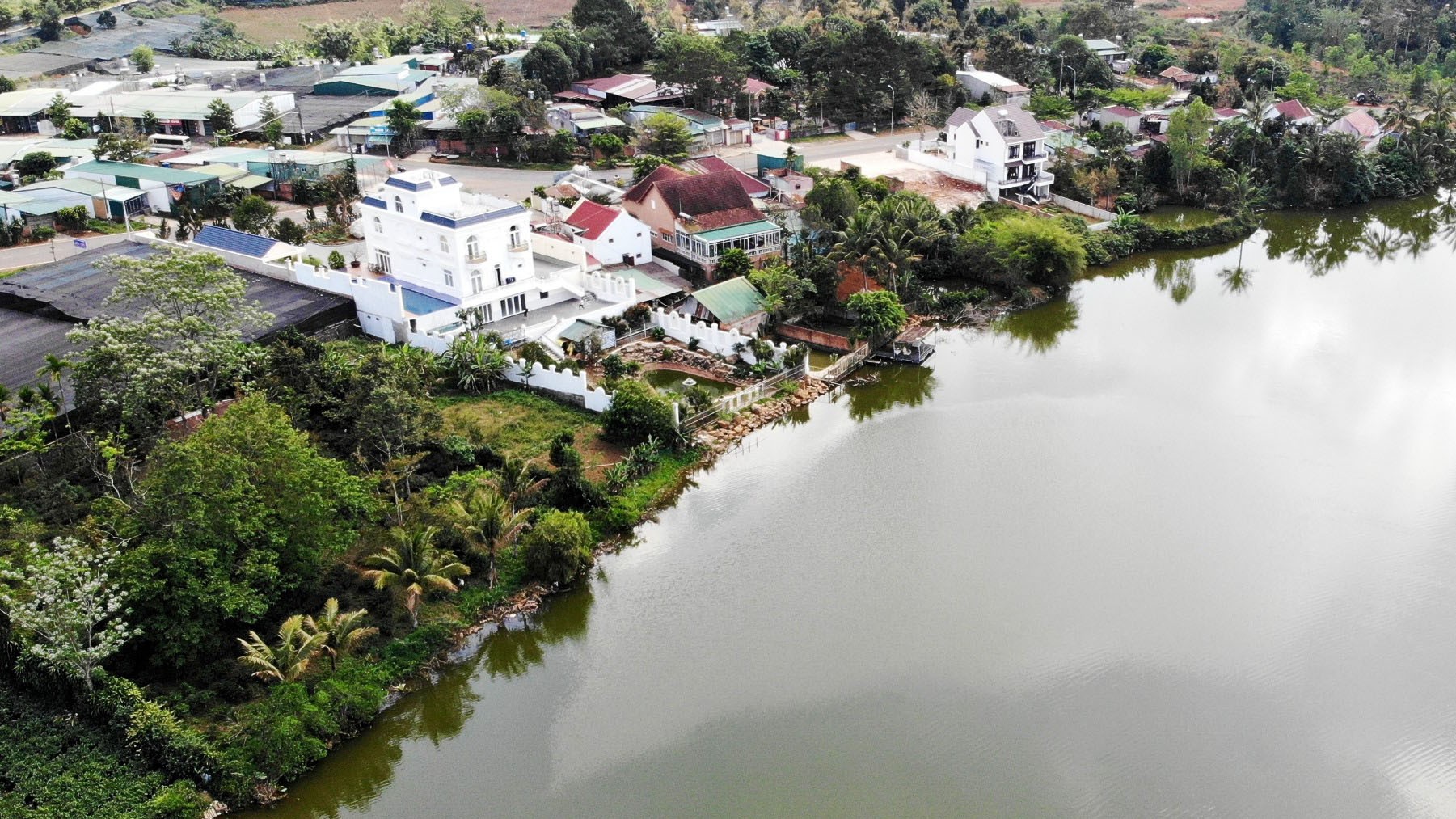 Cận cảnh biệt thự đồ sộ với khuôn viên hồ bơi, tiểu cảnh hàng trăm mét vuông xây không phép của chủ nhân 49 tuổi - Ảnh 9.