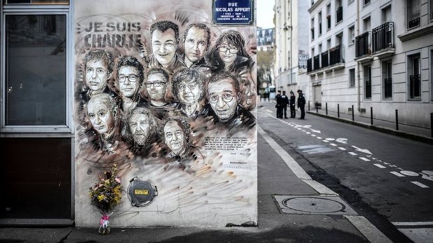 Những scandal gây rúng động thế giới của tạp chí trào phúng Charlie Hebdo: Nữ hoàng Anh trở thành đề tài biếm hoạ, đứa trẻ di cư đã chết cũng không được nằm yên - Ảnh 3. Những scandal gây rúng động thế giới của tạp chí trào phúng Charlie Hebdo: Nữ hoàng Anh trở thành đề tài biếm hoạ, đứa trẻ di cư đã chết cũng không được nằm yên - Ảnh 3.