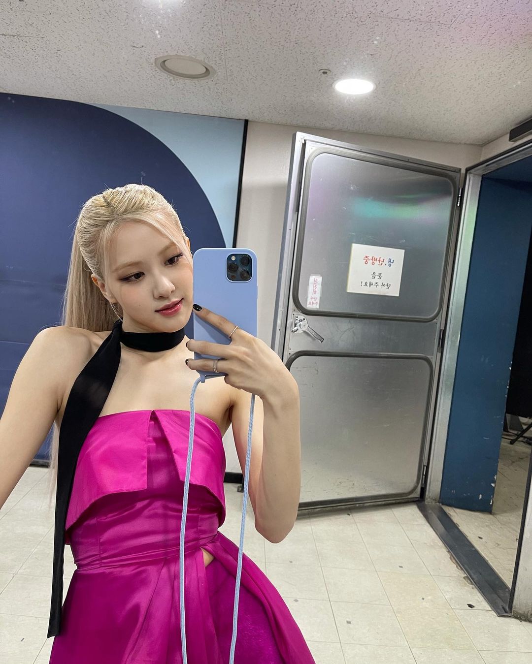 Cắt hẳn váy 100 triệu cho Rosé, stylist của BLACKPINK vẫn gây thất vọng khi khiến cô chìm nghỉm giữa dàn dancer - Ảnh 3. Cắt hẳn váy 100 triệu cho Rosé, stylist của BLACKPINK vẫn gây thất vọng khi khiến cô chìm nghỉm giữa dàn dancer - Ảnh 3.