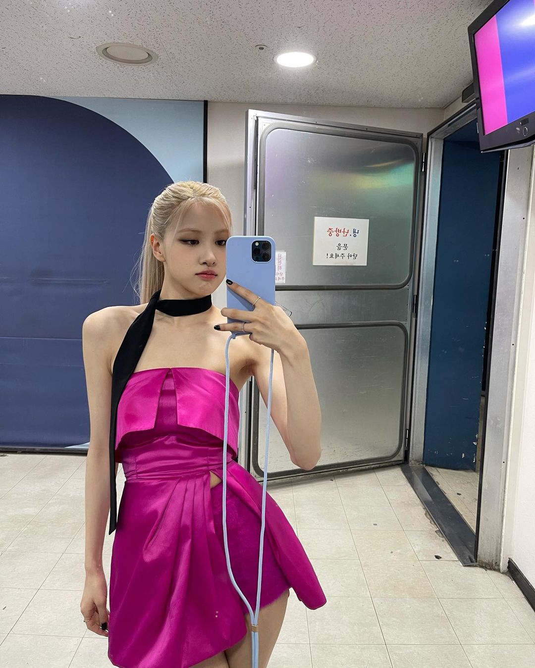 Cắt hẳn váy 100 triệu cho Rosé, stylist của BLACKPINK vẫn gây thất vọng khi khiến cô chìm nghỉm giữa dàn dancer - Ảnh 2. Cắt hẳn váy 100 triệu cho Rosé, stylist của BLACKPINK vẫn gây thất vọng khi khiến cô chìm nghỉm giữa dàn dancer - Ảnh 2.