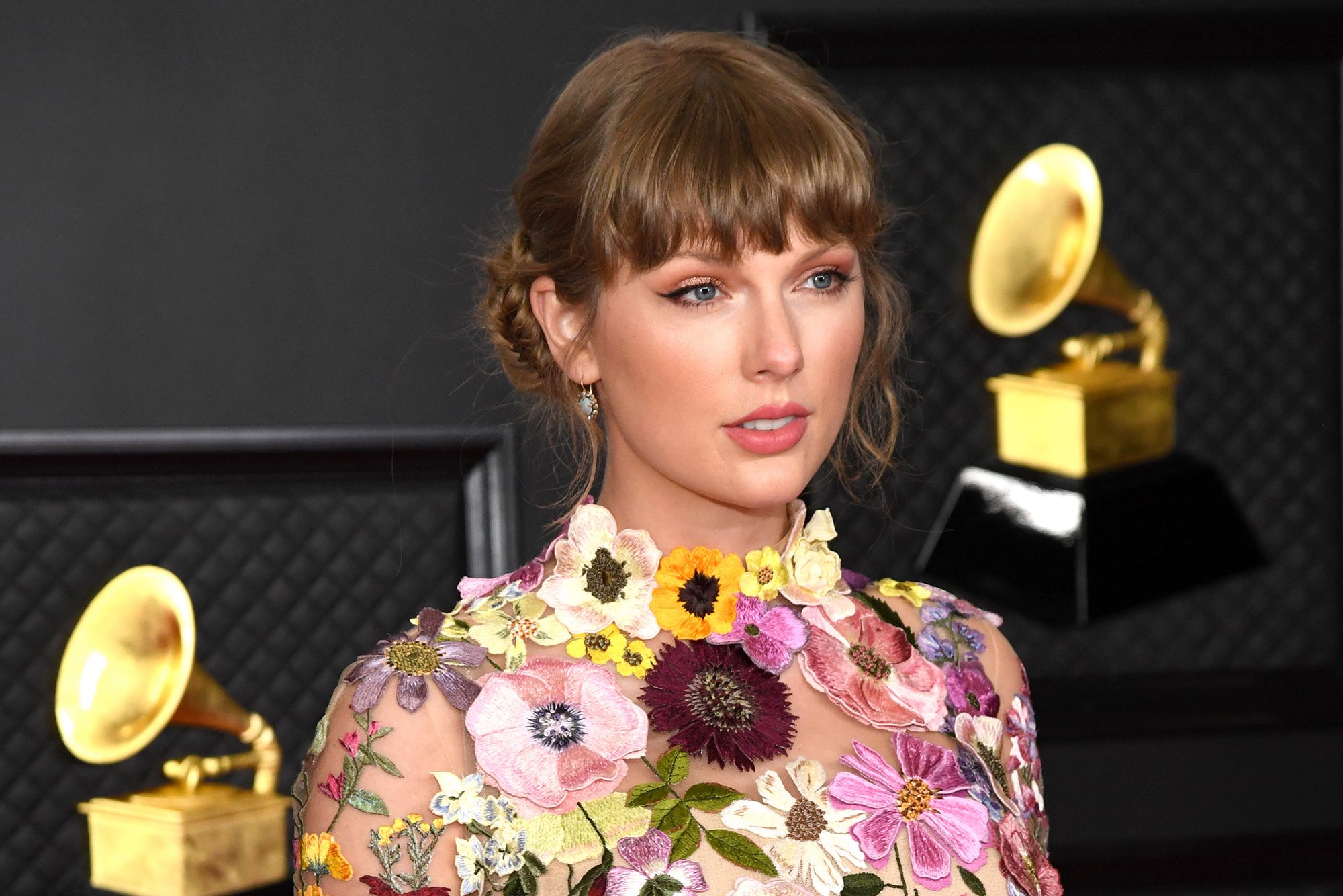 Những bộ trang phục đẹp nhất gây xao xuyến trên thảm đỏ của Taylor Swift