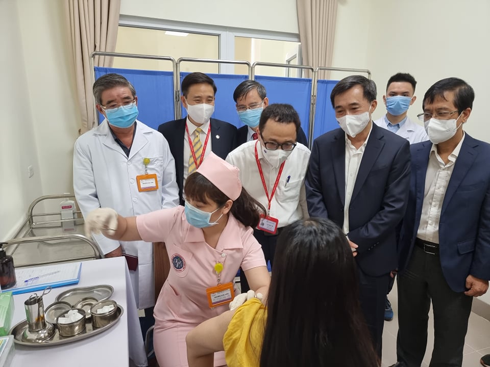 6 tình nguyện viên tiêm thử nghiệm vắc xin COVIVAC phòng COVID-19 của Việt Nam - Ảnh 2. 6 tình nguyện viên tiêm thử nghiệm vắc xin COVIVAC phòng COVID-19 của Việt Nam - Ảnh 2.