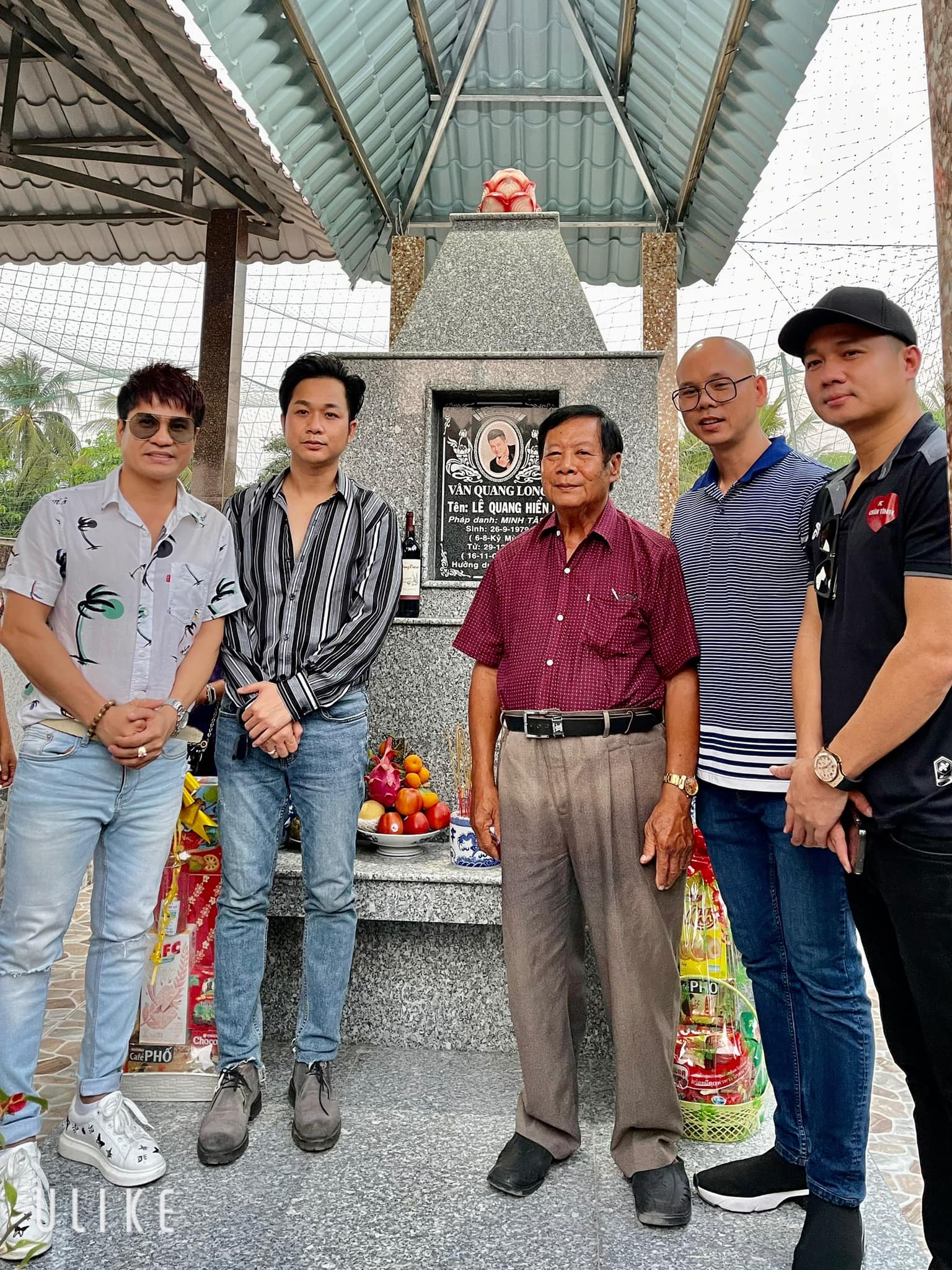 Dàn sao Việt viếng mộ Vân Quang Long và trao 300 triệu giúp đỡ gia đình, Linh Lan có hành động bất ngờ với bố mẹ chồng - Ảnh 2.
