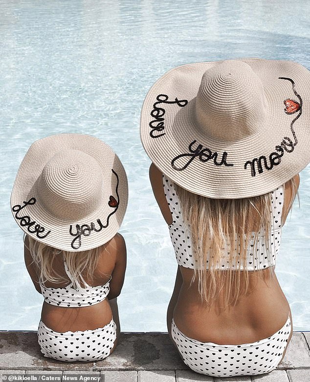Ngẩn ngơ trước bộ ảnh ngọt ngào mẹ và con gái lúc nào cũng mặc quần áo "sinh đôi" kể cả khi đi chơi lẫn ở nhà - Ảnh 3. Ngẩn ngơ trước bộ ảnh ngọt ngào mẹ và con gái lúc nào cũng mặc quần áo "sinh đôi" kể cả khi đi chơi lẫn ở nhà - Ảnh 3.