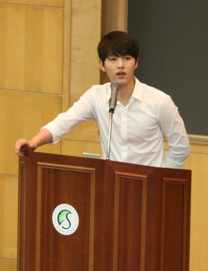 Loạt khoảnh khắc thời đại học của Song Joong Ki bất ngờ “hot” trở lại, ngoại hình xuất sắc ra sao mà từng chinh phục được Song Hye Kyo? - Ảnh 1.